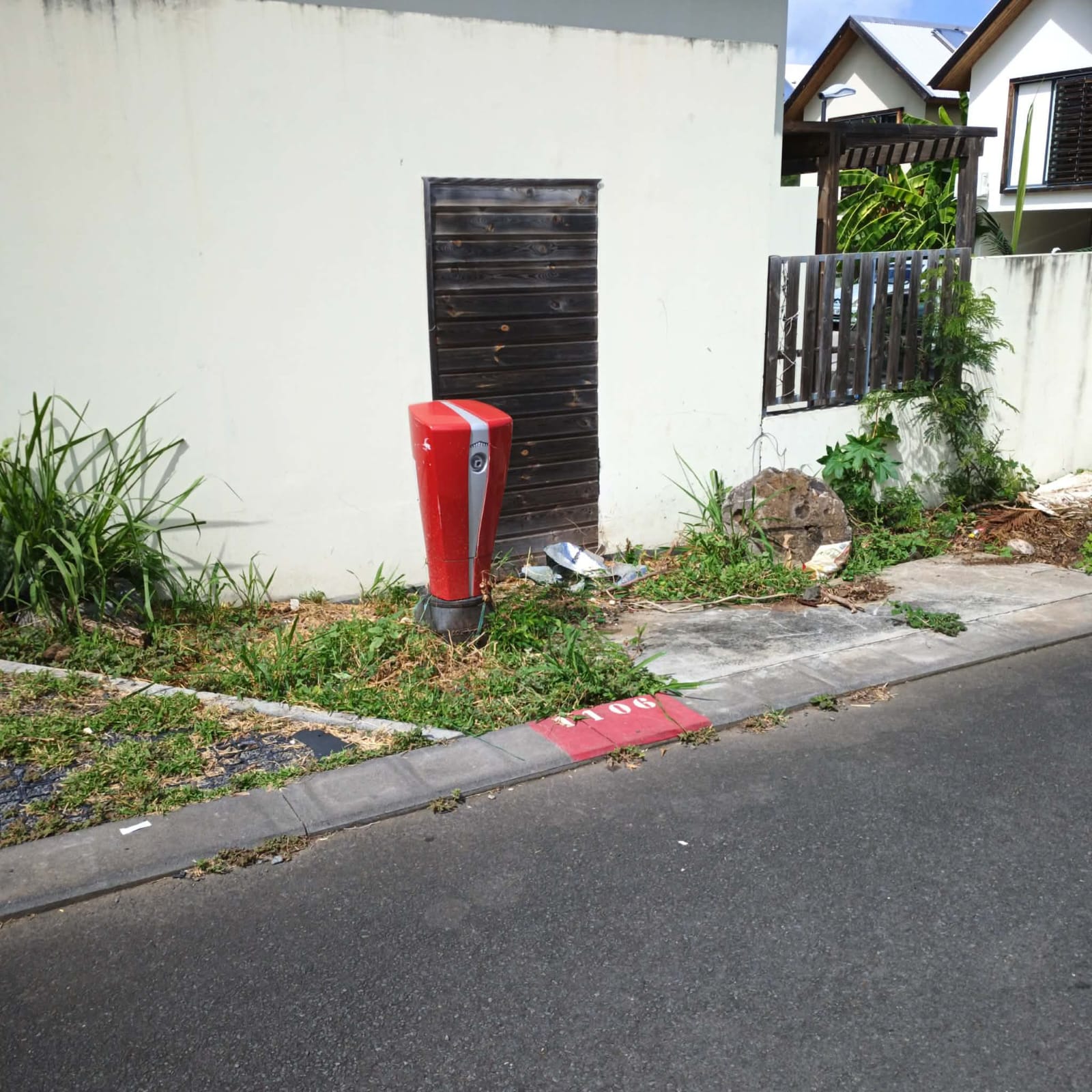 Hydrant dégradé et décoloré avant réhabilitation