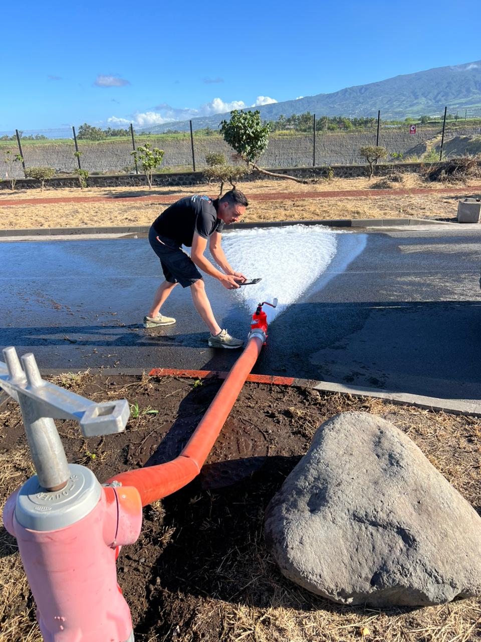 Vérification d'une lance incendie à La Réunion